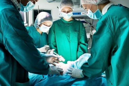 врачи проводят операцию