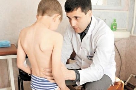 мальчик на осмотре у врача
