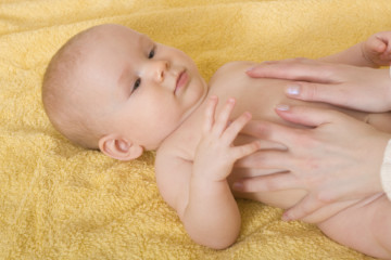 Вздутие живота у новорожденных: что делать