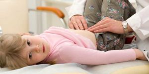 У ребенка болит живот и температура: что делать?