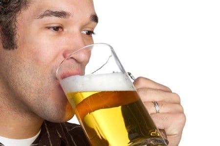 Мужчина пьет пиво