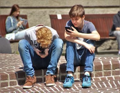 Подросток с телефоном