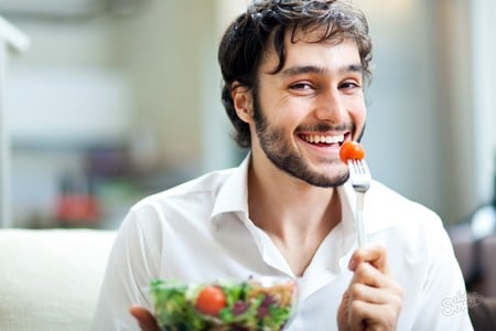 Мужчина кушает салат