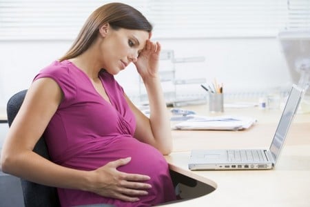 Беременная женщина за столом