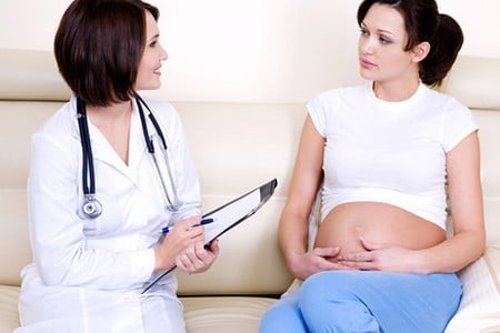 врач и беременная женщина разговаривают