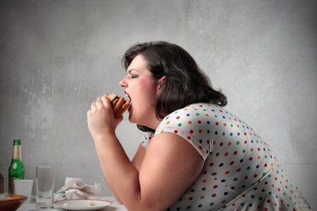 толстая женщина ест