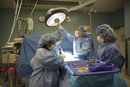 врачи проводят операцию