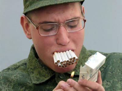 курящий солдат